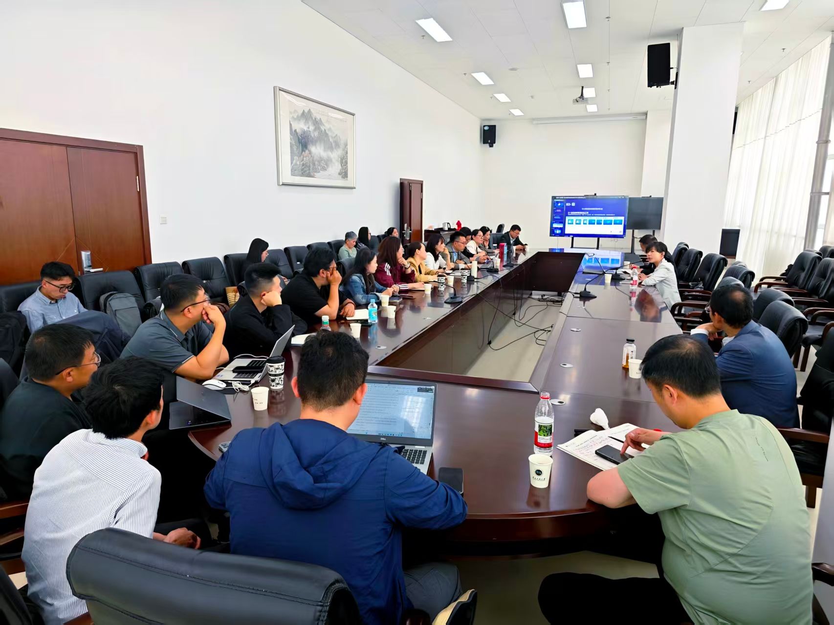 新华网“学术中国”走...