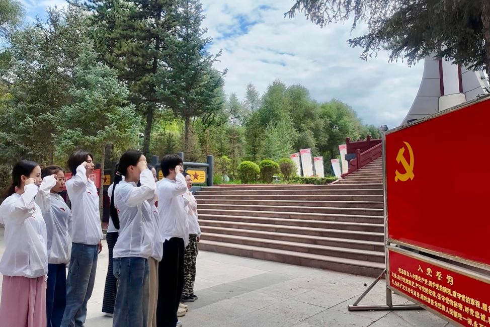 1.红西路军纪念塔重温入党初心.jpg
