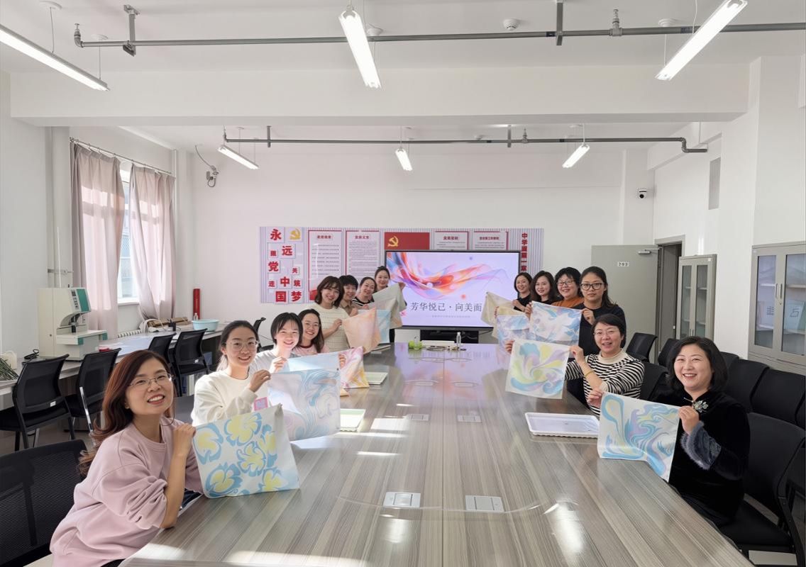 芳华悦己 向美而生——财务处举办水拓丝巾手作活动