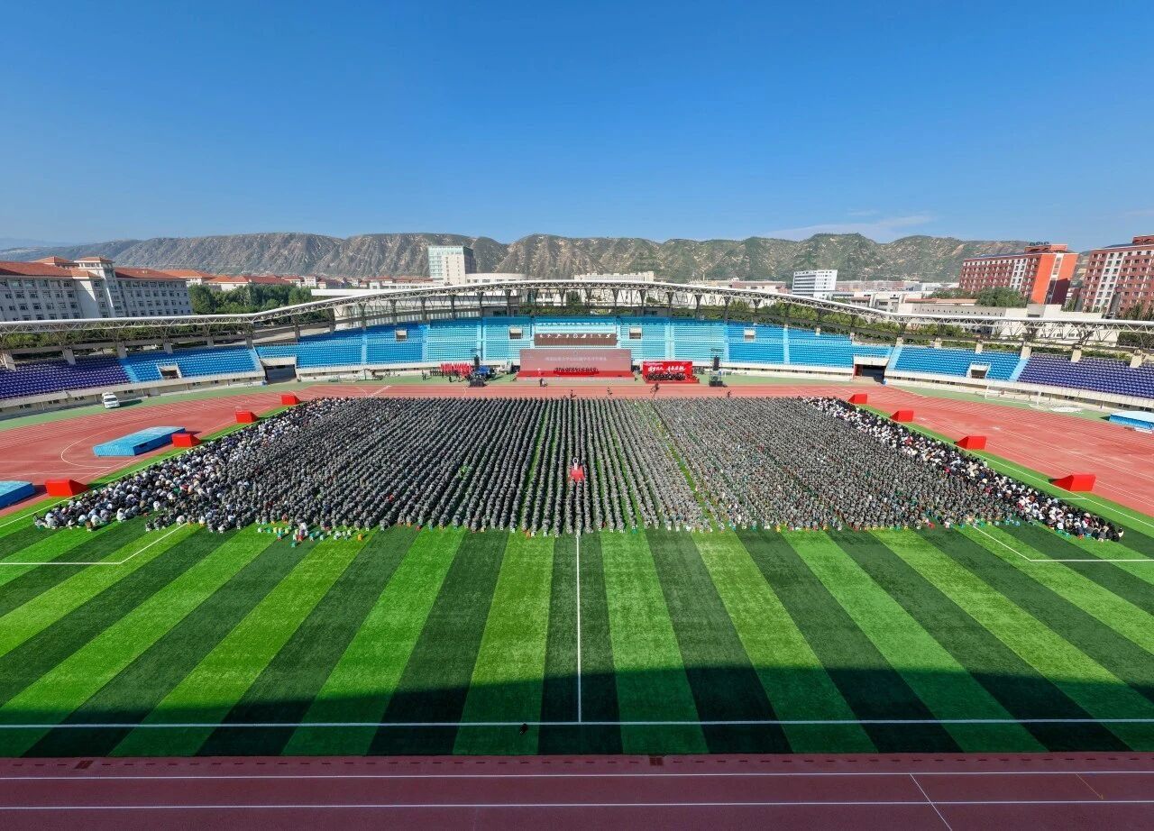 学校隆重举行2026级学生开学典礼