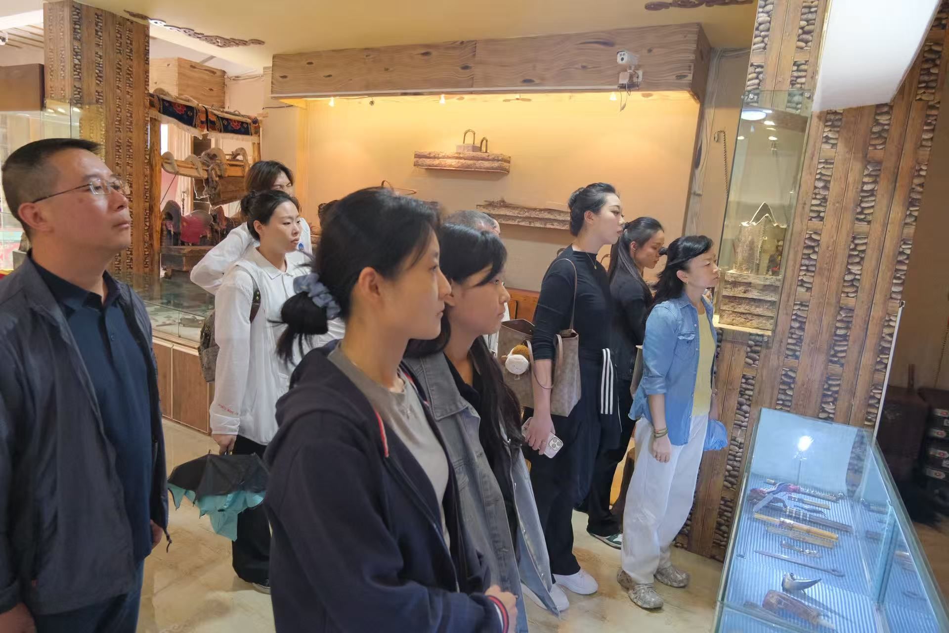 9.肃南县非遗体验馆研学.jpg