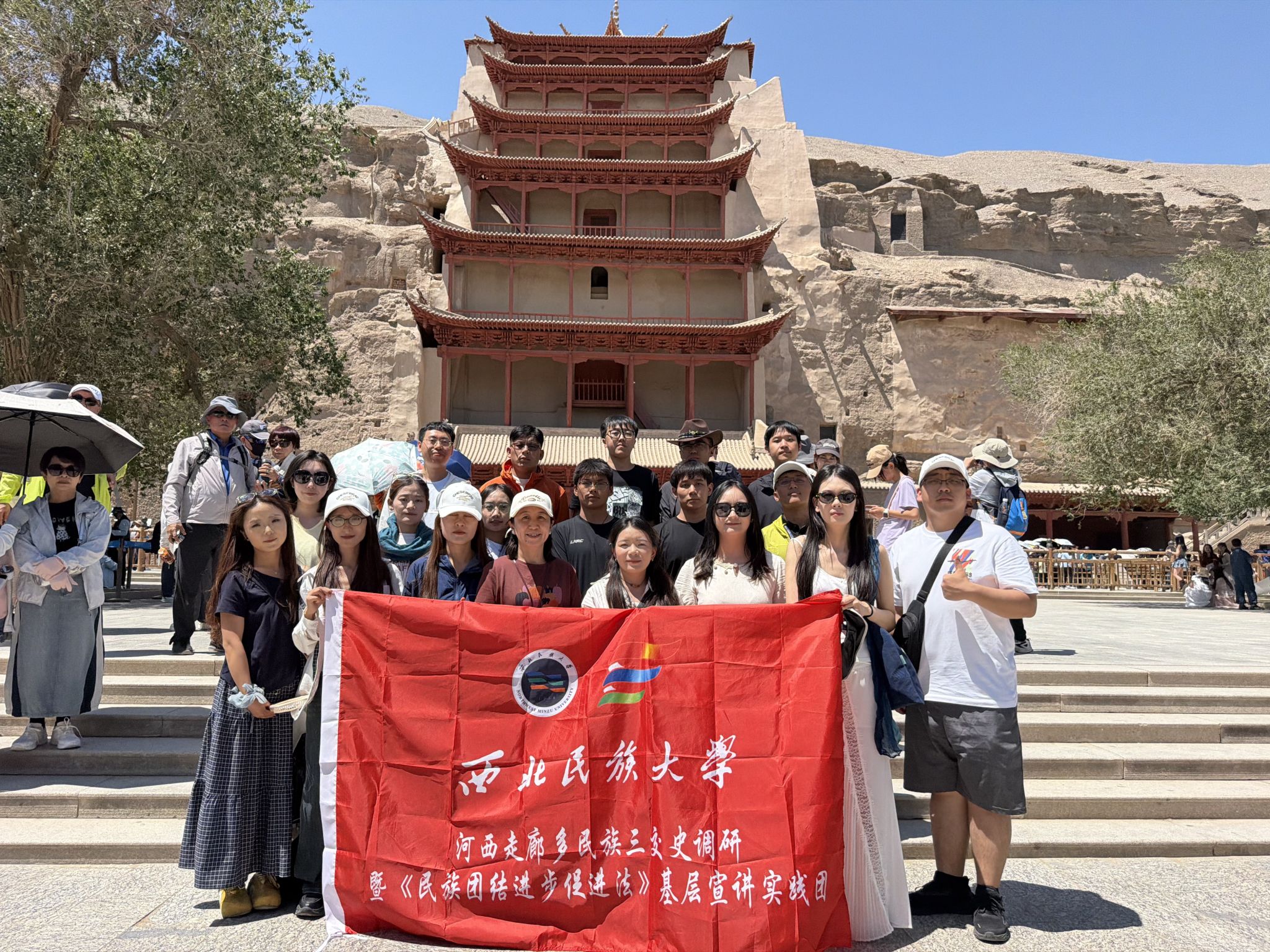 河西探骊寻史迹 同心团结绘华章