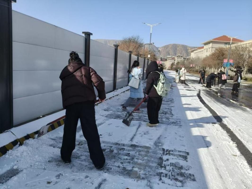 预科教育学院开展扫雪实践融合励志诚信感恩教育