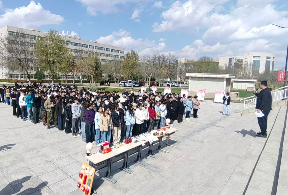 学校在图书馆开展消防疏散演练