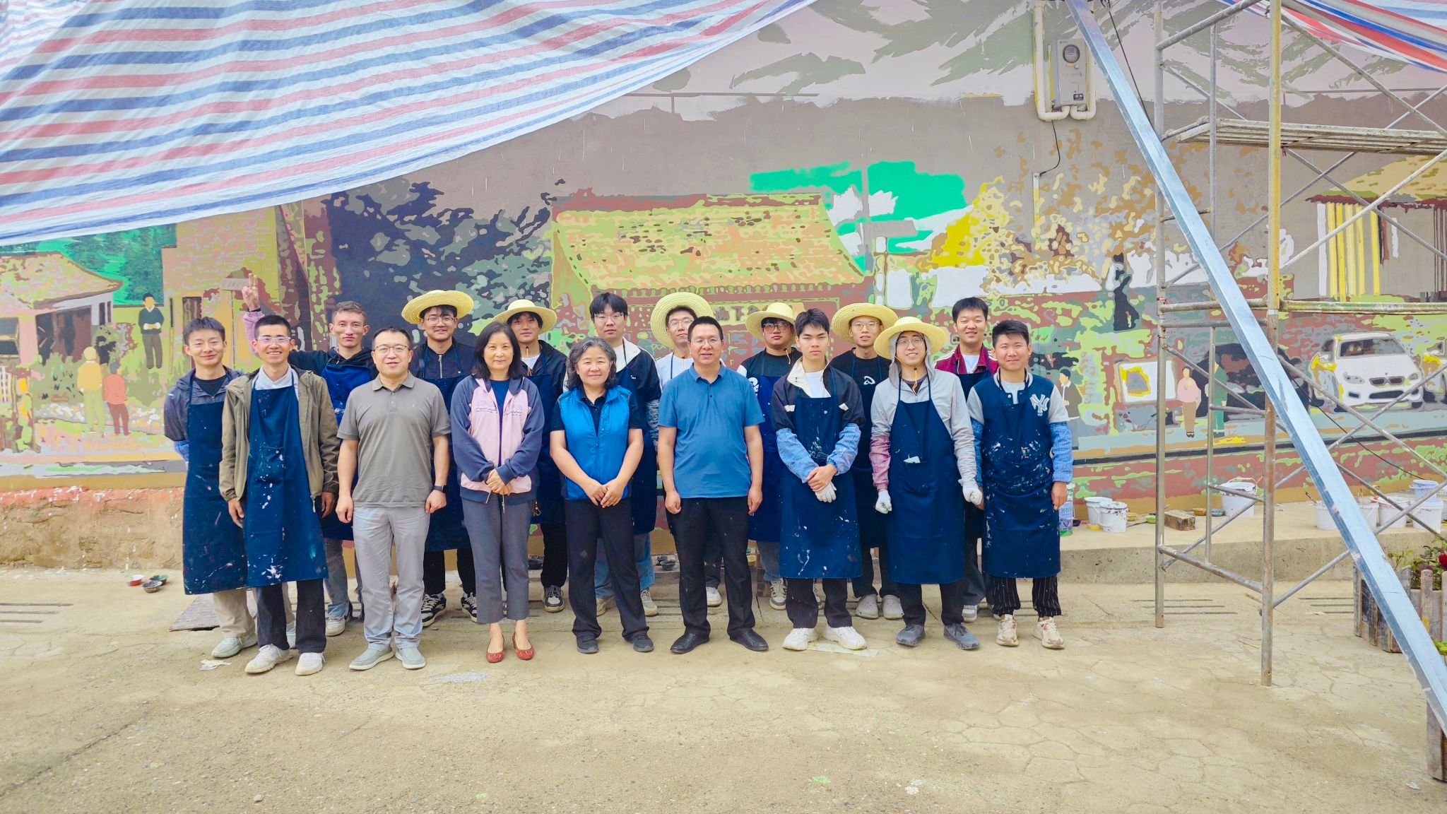 艺术绘就新乡韵  丹青点染“和”与“美”——西北民族大学美术学院赴榆中县河湾村开展“艺术赋能乡村振兴”主题墙绘实践