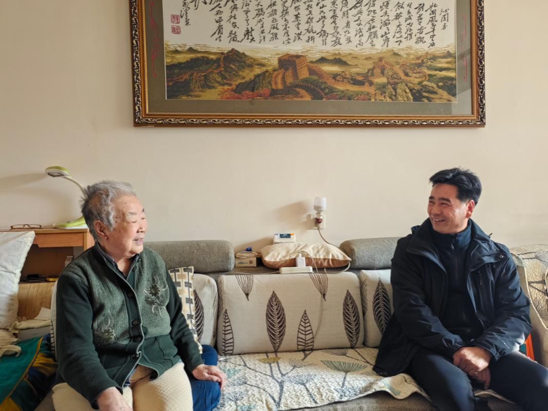 校领导亲切慰问离退休老同志