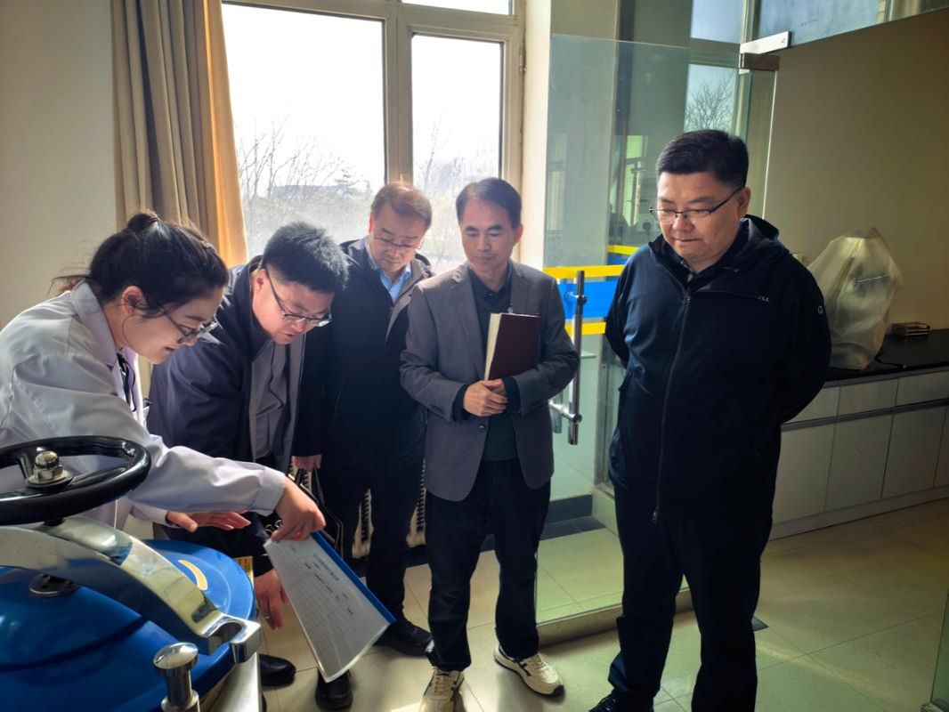学校召开4月安全稳定工作调度会