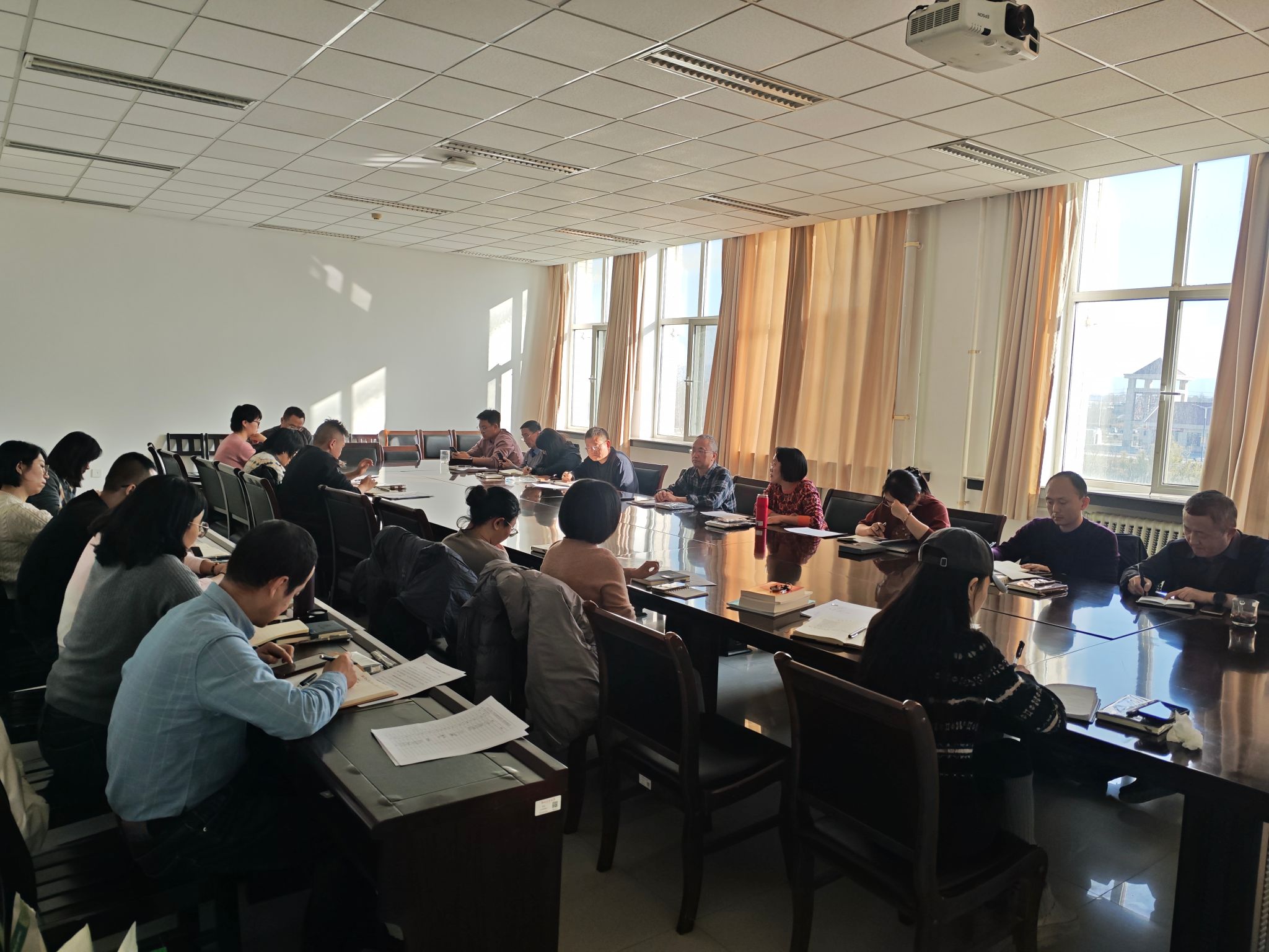 实验教学部组织学习学校第七次党员代表大会精神