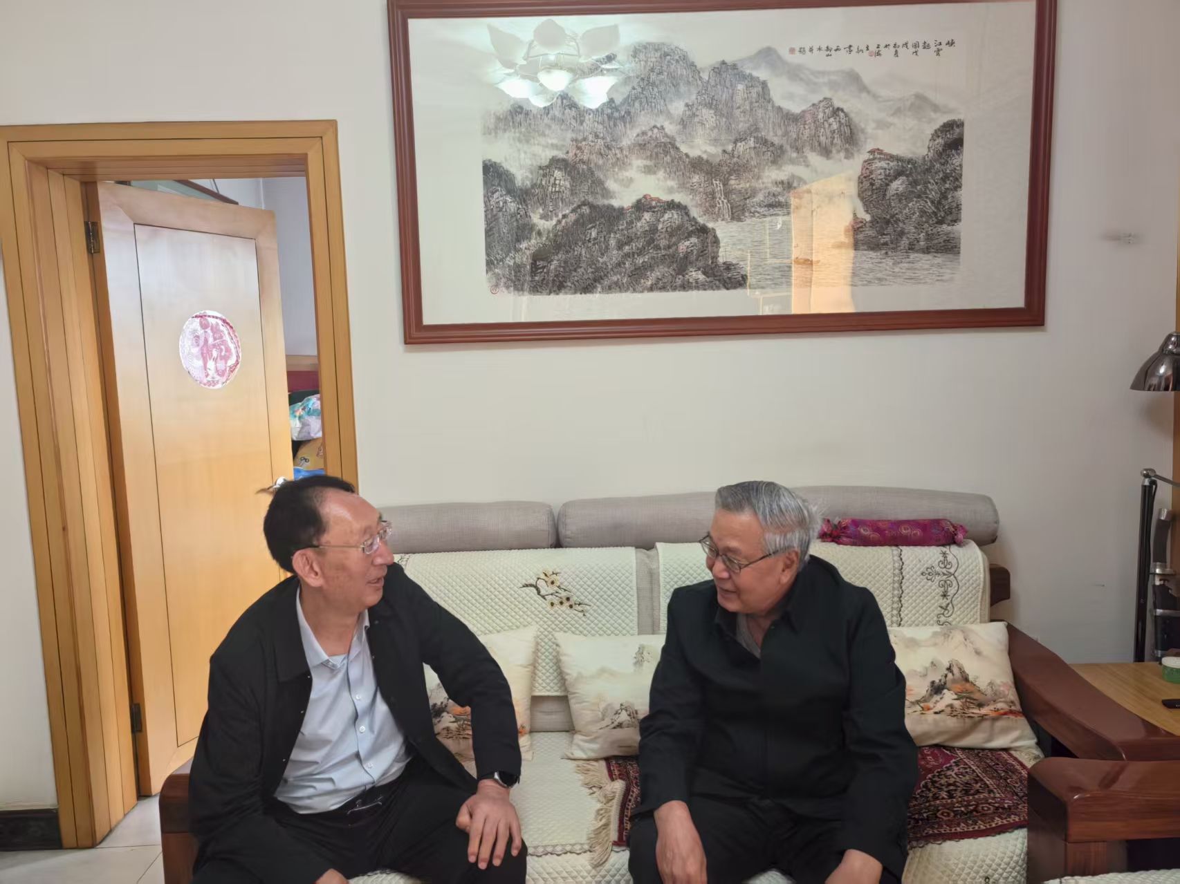 感恩执教路，慰问暖人心