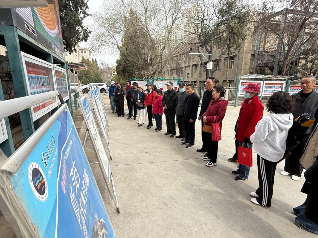 守护“养老钱”，筑牢“安全网”——离退休工作处联合保卫工作部组织老同志参观反诈宣传教育展板