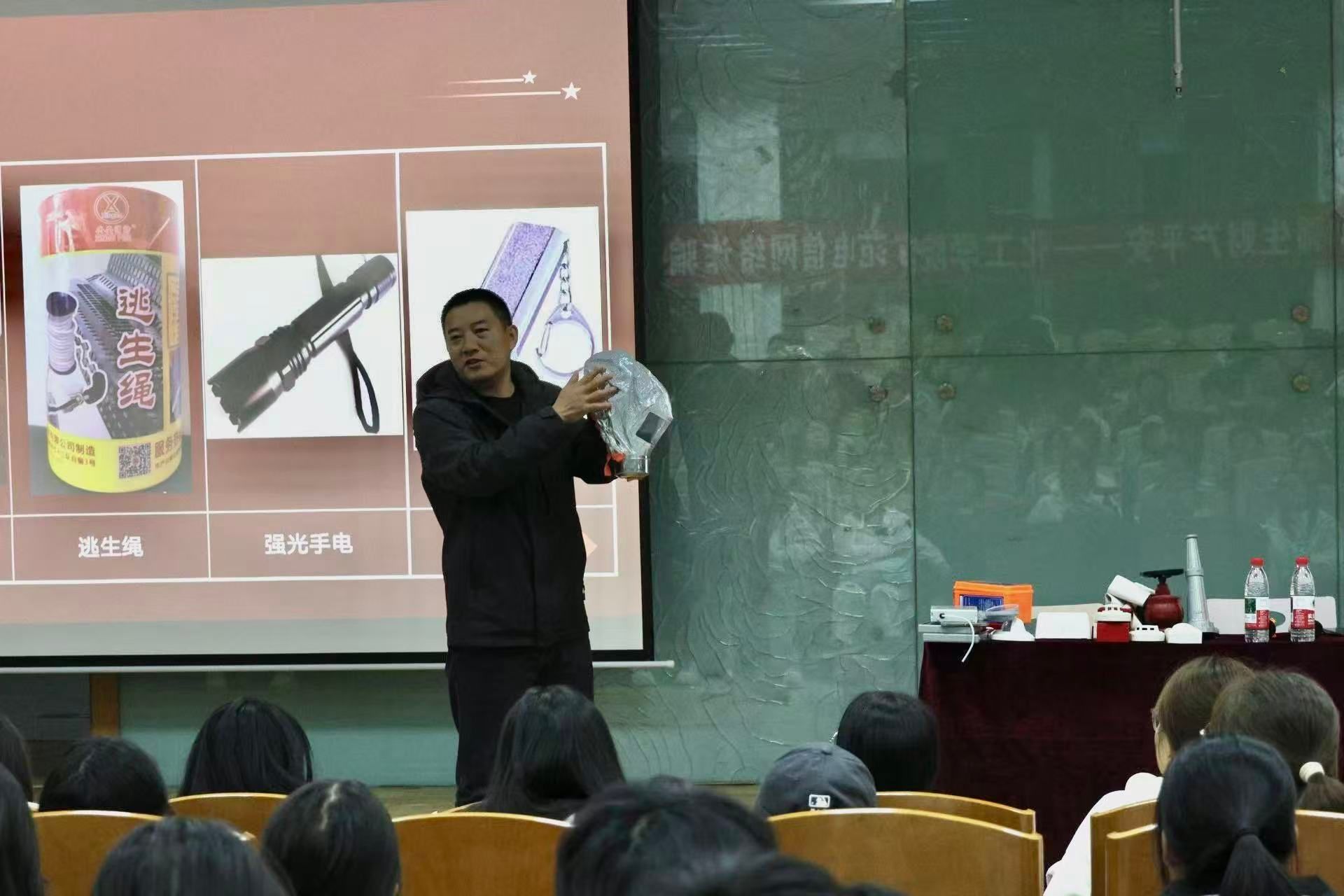 深化消防科普教育 筑牢校园安全防线 ——化工学院联合保...