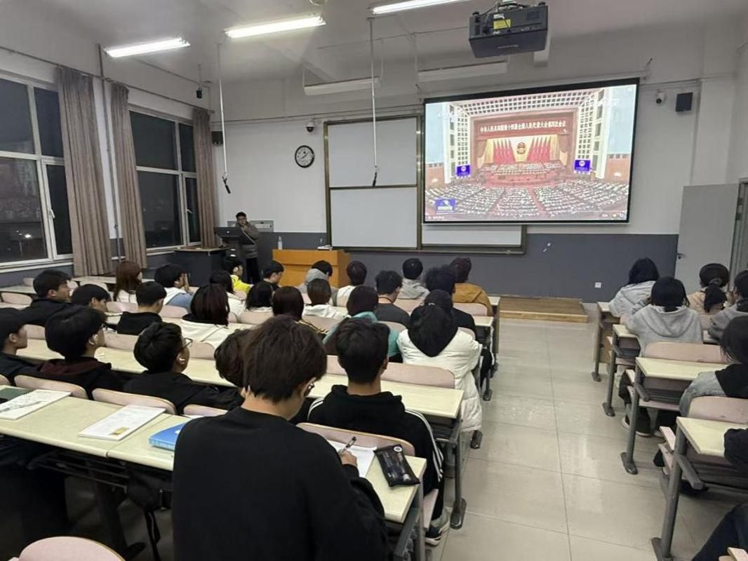 预科教育学院师生集中观看2026年全国两会开幕直播 热议两会精神