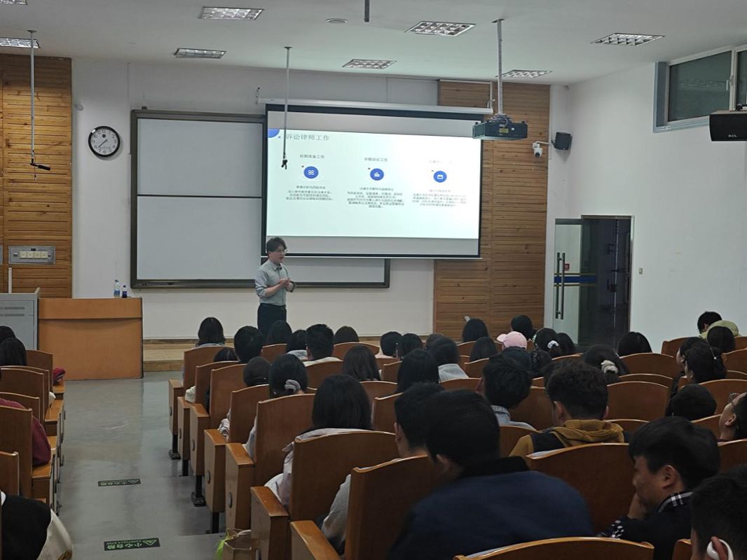 “朋辈引领，追光而行...