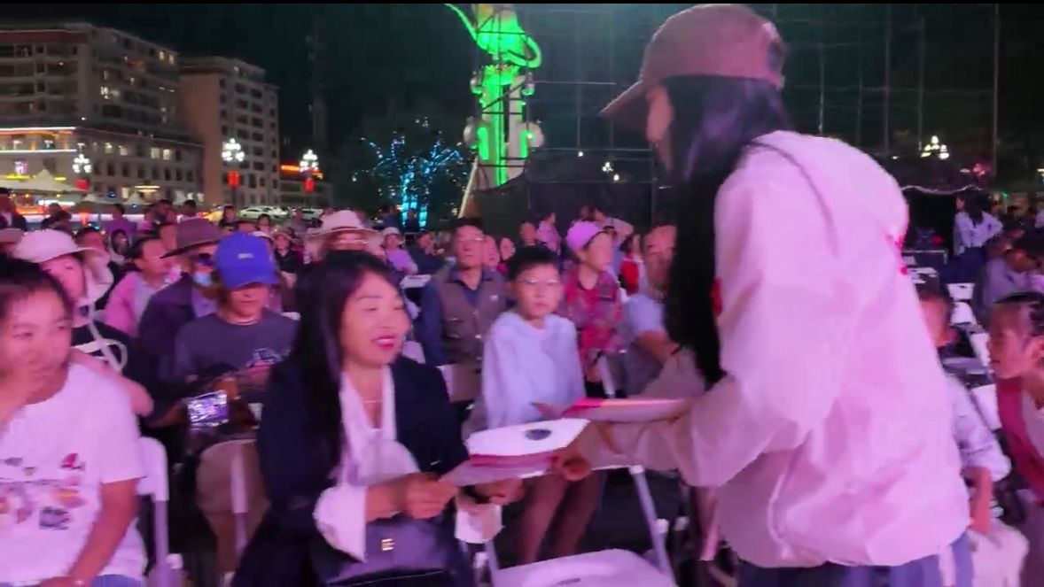 发放《中华人民共和国民族团结进步促进法》宣传手册图2.jpg