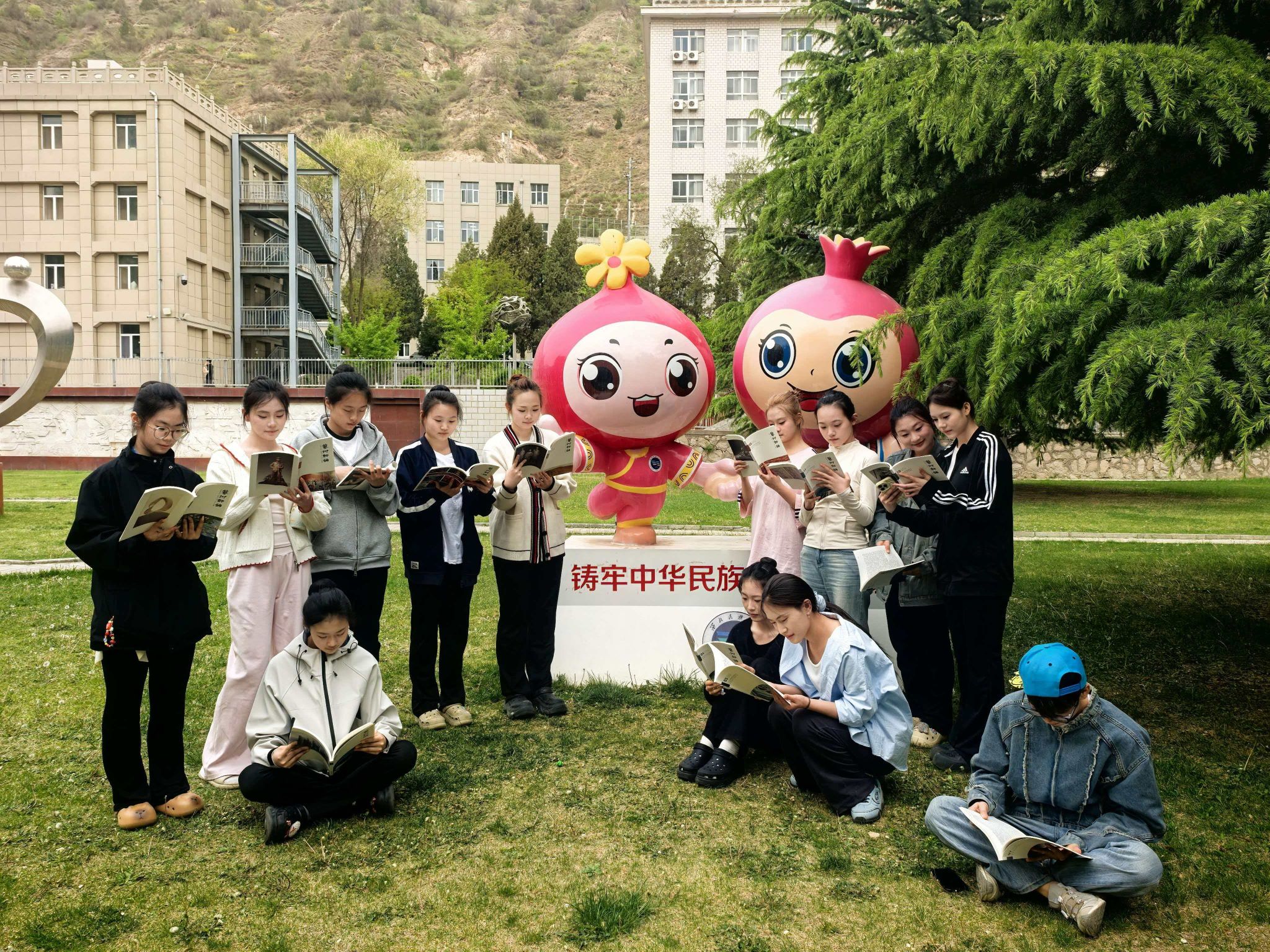 以书为媒 舞心同行——读书分享会助力舞蹈学子心灵成长