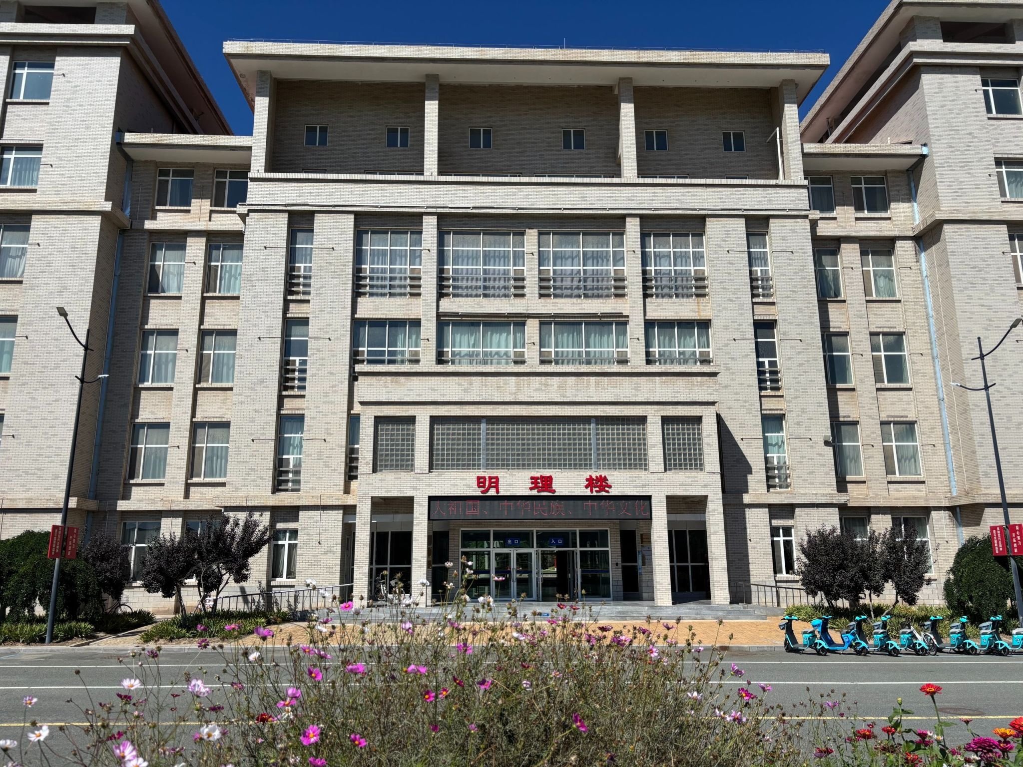 科学规划 · 规范建设 · 安全护航