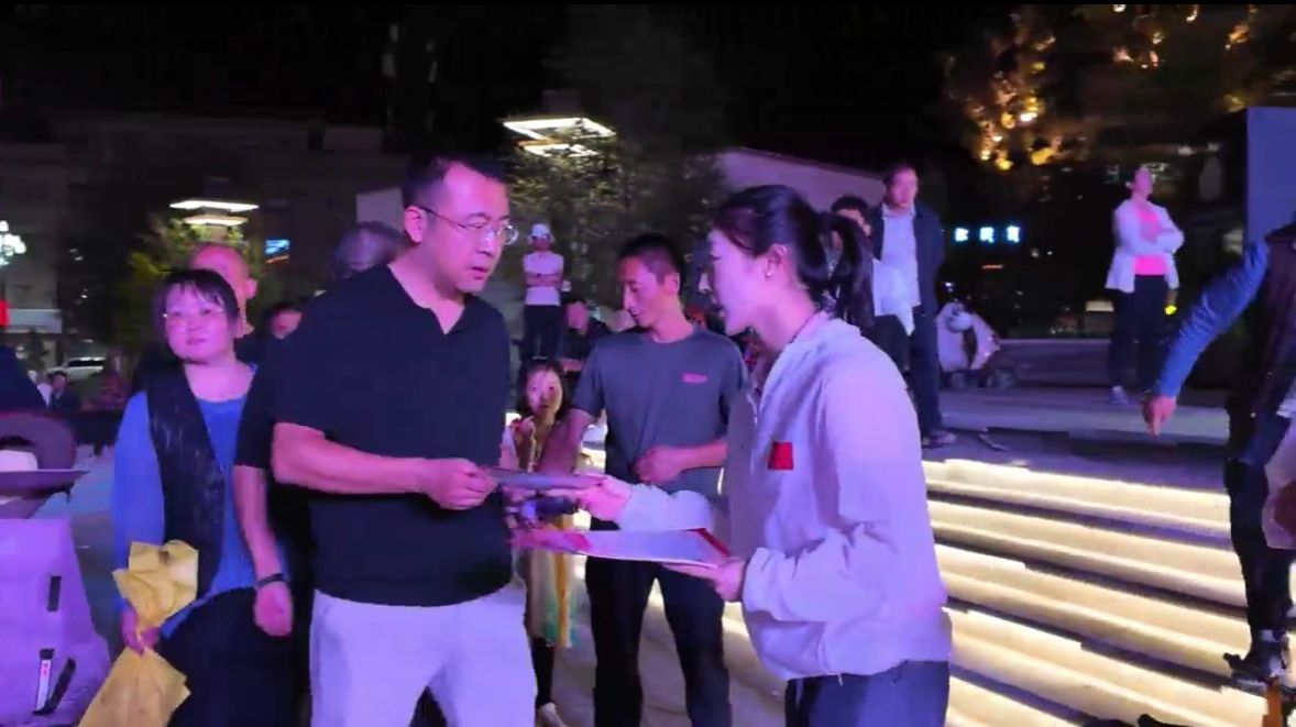 发放《中华人民共和国民族团结进步促进法》宣传手册图3.jpg