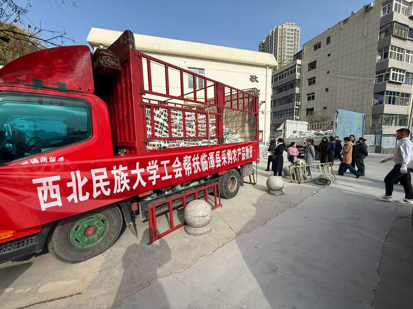 学校消费帮扶“两州一县”农特产品进校园