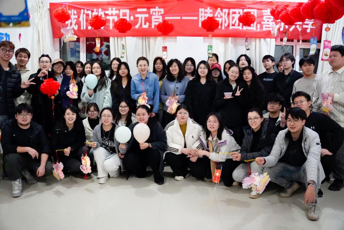 灯火可亲：学生公寓的“家”味道   当开学季遇上元宵节：一场甜度爆表的邂逅 ——新闻传播学院举办“猜灯谜·品元宵”社区文化活动