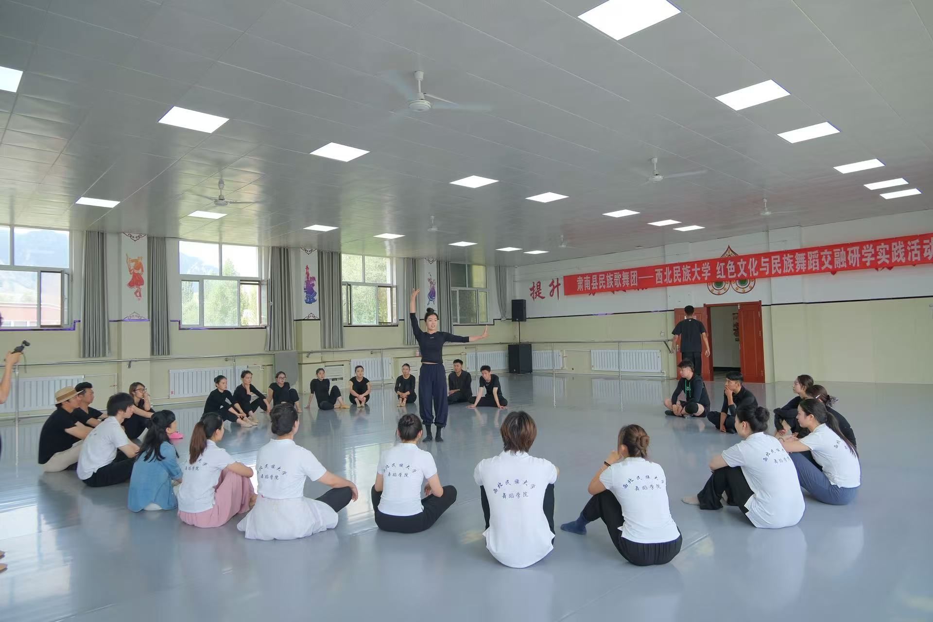 4.体验学习裕固族舞蹈.jpg